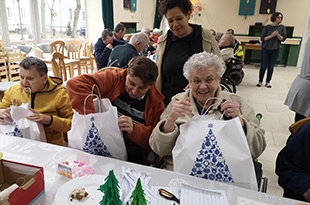 Seniorzy - Mieszkańcy  z Domu Pomocy Społecznej w Chumiętkach  otrzymali prezenty od Fundacji Biedronki