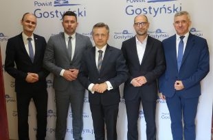 Robert Marcinkowski Starostą, Grzegorz Marszałek Przewodniczącym. Za nami pierwsza sesja Rady Powiatu Gostyńskiego nowej kadencji.